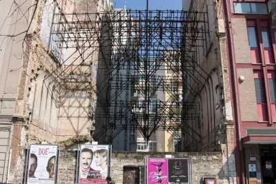 Bari, tra due palazzi di piazza Umberto c'� un ''buco'': �Un orrore, � l� da 40 anni�